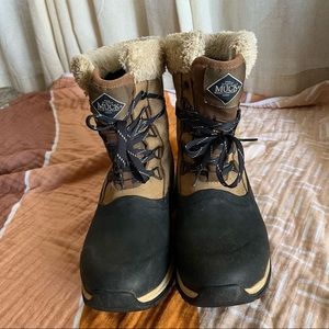 Muck boots women’s 9